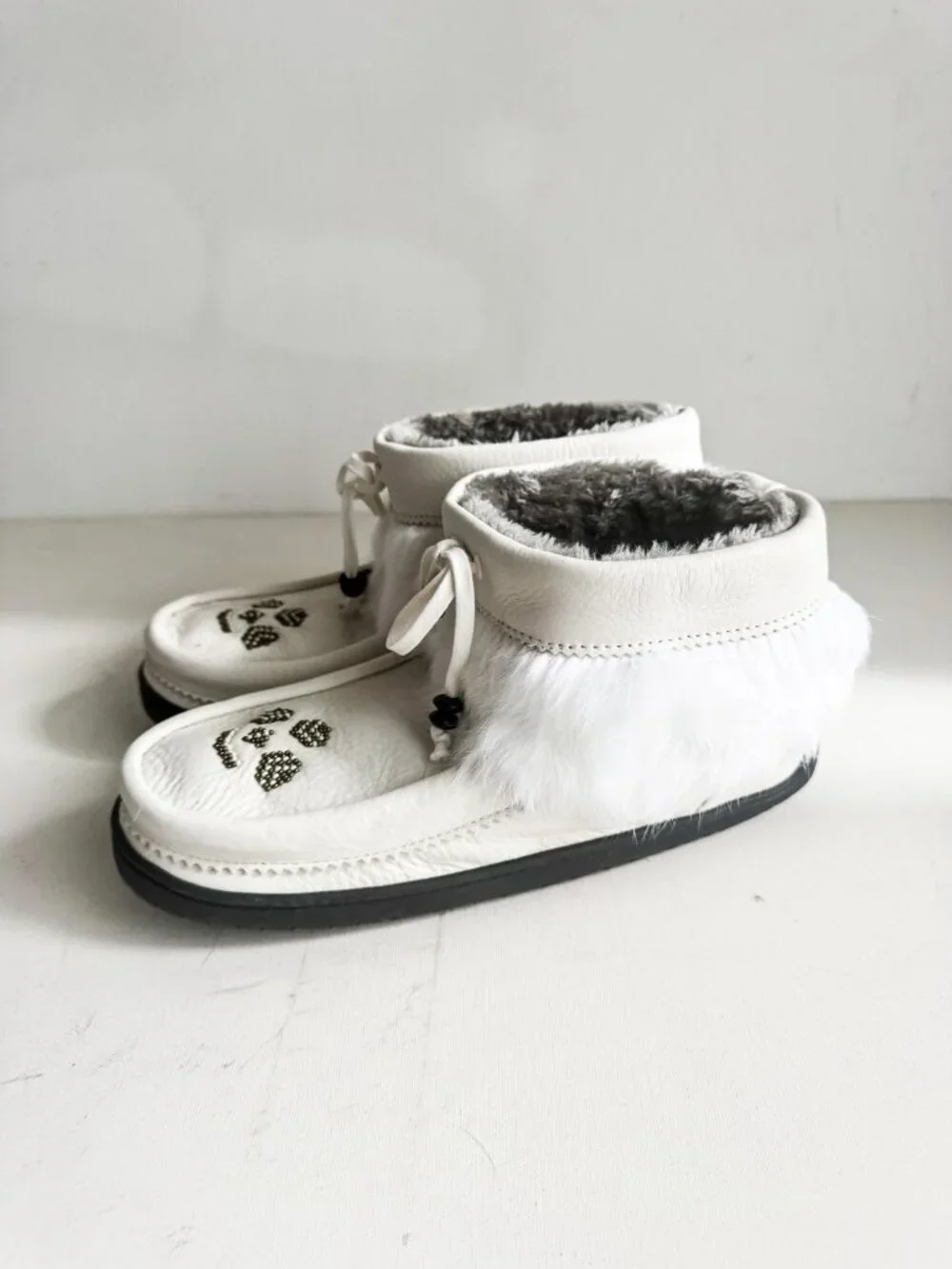 Manitobah Mukluks White Leather Beaded Embroidered Winter Booties 11 - Picture 4 of 8